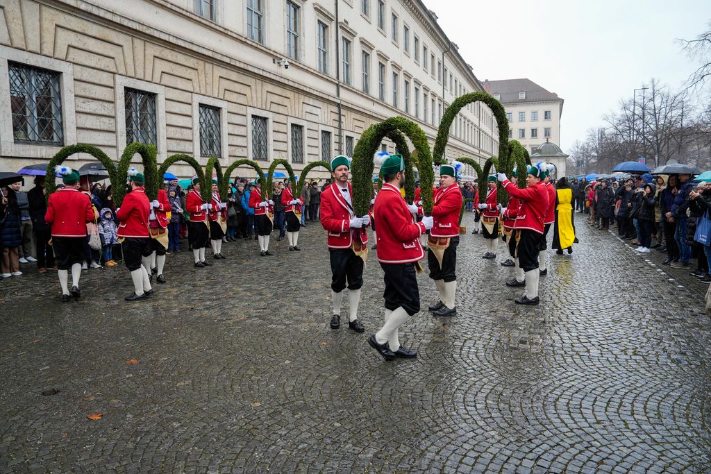 Der Bayerische Wirtschaftsminister Hubert Aiwanger begrüßt die Original Münchner Schäfflertanzgruppe. 