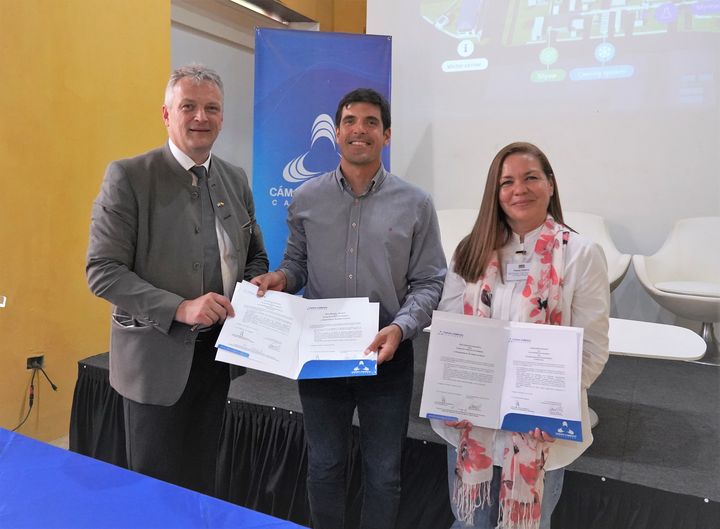 In Cartagena unterzeichneten die örtliche Handelskammer und die bayerische Repräsentantin in Südamerika, Pamela Valdivia (r.), im Beisein von Staatssekretär Roland Weigert einen LOI zum Ausbau der Partnerschaft. Foto: StMWi.