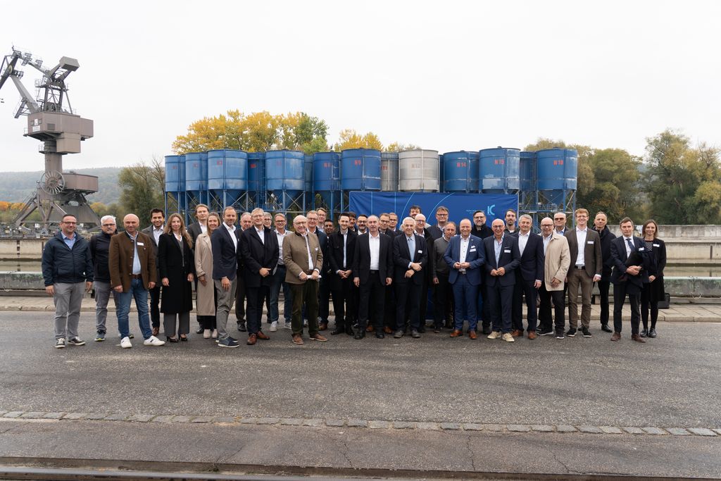 Am Hafen Kelheim haben sich hochrangige Vertreter von Unternehmen, der Wissenschaft, des Hafens Antwerpen-Brügge und der Region Flandern mit Bayerns Energieminister Hubert Aiwanger zur Projektvorstellung getroffen.
Foto: StMWi