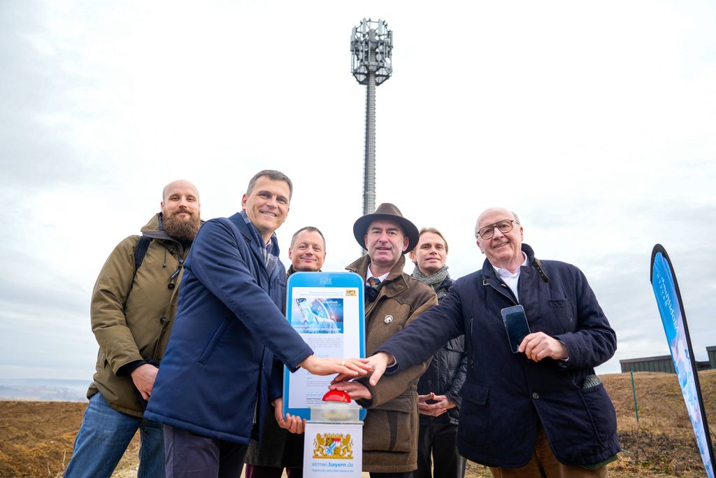 Bayerns Wirtschaftsminister Hubert Aiwanger bei der Inbetriebnahme des neuen Mobilfunkmasts in Irnsing.
Foto: StMWi