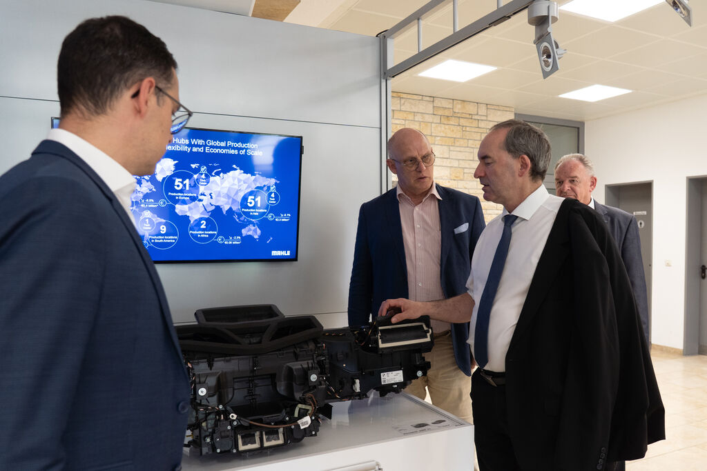 Wirtschaftsminister Hubert Aiwanger mit Stefan Sommer und Sascha Wagner (li) von Mahle (Bild: StMWi)
