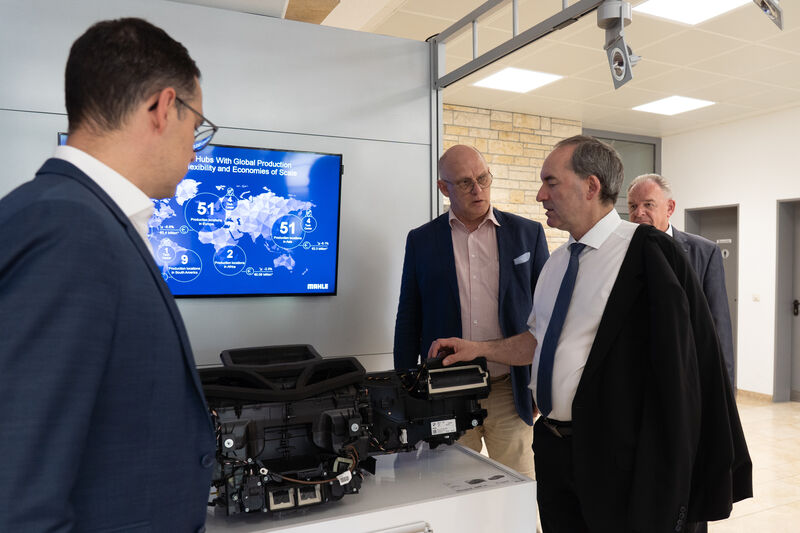 Wirtschaftsminister Hubert Aiwanger mit Stefan Sommer und Sascha Wagner (li) von Mahle (Bild: StMWi)