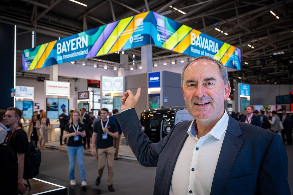 Impressionen des IAA Rundgangs mit Bayerns Wirtschaftsminister Hubert Aiwanger.