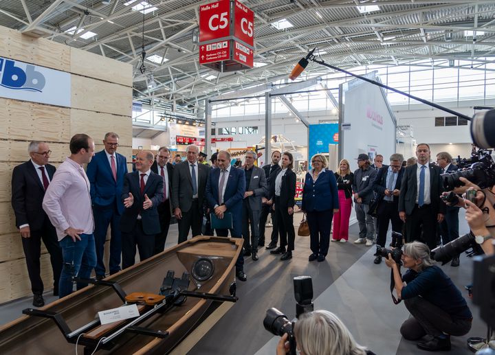 v. l. n. r. Beate Preuschoff (Zentralverband des Deutschen Handwerks), Hans Peter Wollseifer (Präsident des Zentralverband des Deutschen Handwerks), Olaf Scholz (Bundeskanzler), Dr. Rainer Dulger (Präsident des Bundesverbands der Deutschen Arbeitgeberverbände),  Prof. Siegfried Russwurm (Präsident des Bundesverbands der Deutschen Industrie e. V.) und Peter Adrian (Präsident des Industrie- und Handelskammertags)  © StMWi/Elke Neureuther