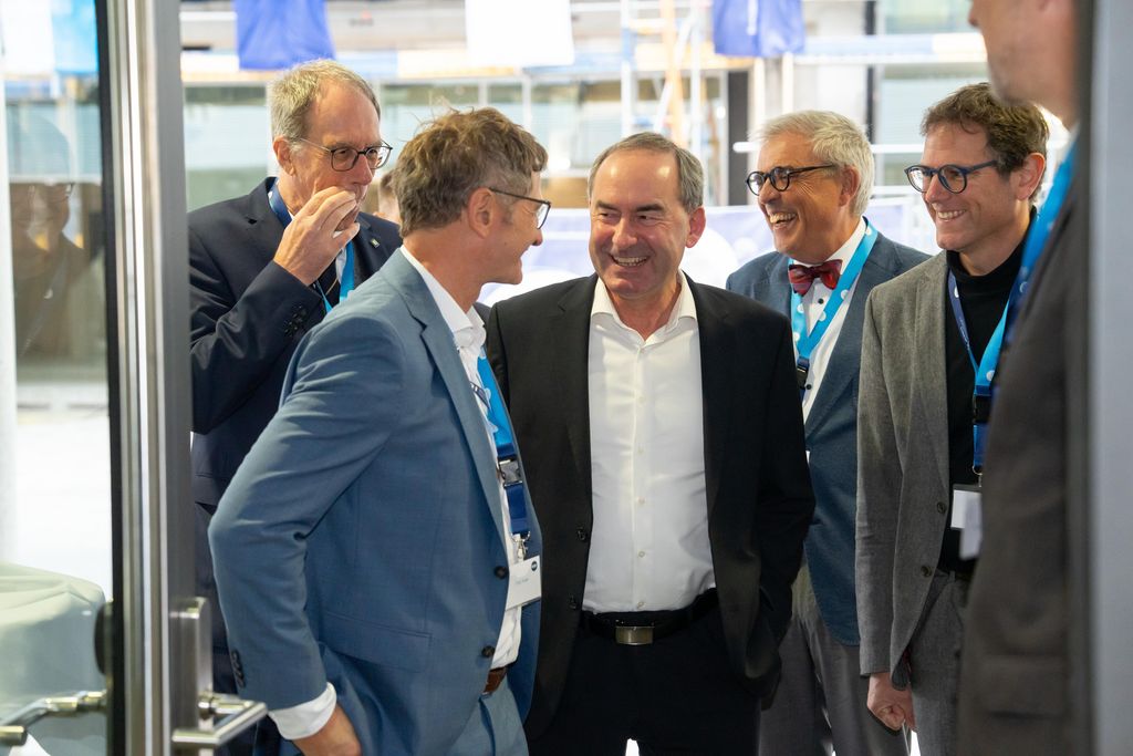 Impressionen des Bayerischen Staatsministers Hubert Aiwanger beim Richtfest auf dem Medizin-Campus Würzburg.