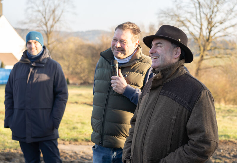 "Bayern steht weiterhin zur Bioenergie", bekräftigte Bayerns Energieminister Hubert Aiwanger bei der Auftaktveranstaltung zur Gesprächsreihe "Marktchancen für Biogas" im niederbayerischen Niederviehbach. Das Bild zeigt Staatsminister Aiwanger neben dem Anlagenbetreiber Stefan Daffner. Foto: StMWi/Bastian Brummer