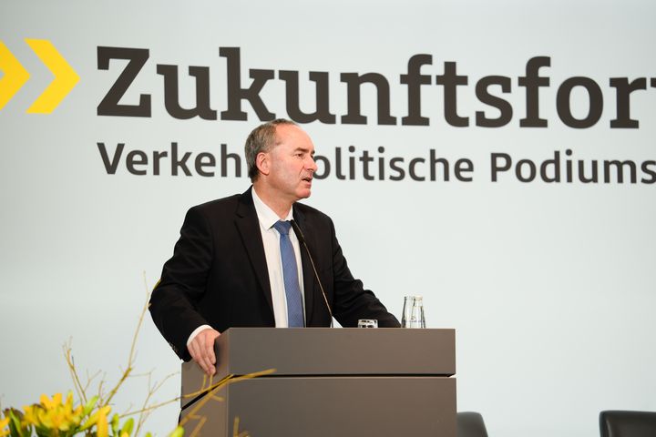 Wirtschaftsminister Hubert Aiwanger fordert in seinem Grußwort Technologieoffenheit. Foto: F. Wachtveitl/StMWi.