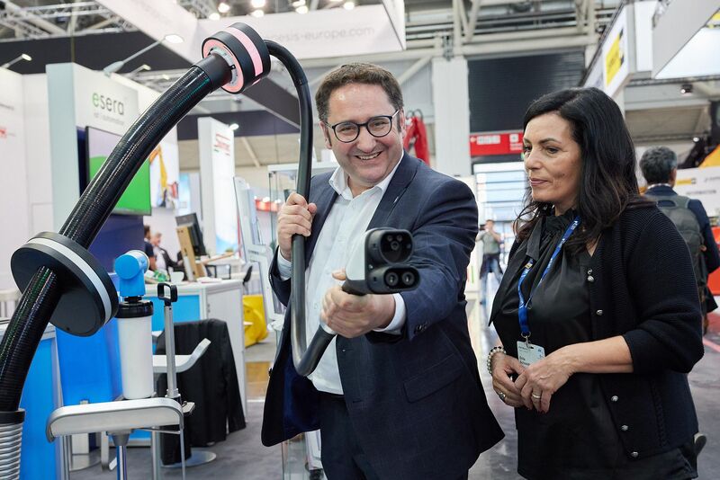 Bayerns Wirtschaftsstaatssekretär Tobias Gotthardt besucht die IFAT Munich 2024.