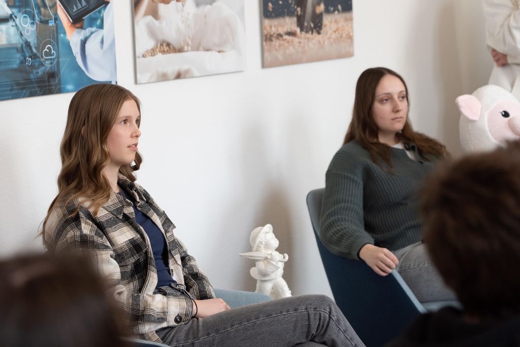 Bayerns Wirtschaftsstaatssekretär Tobias Gotthardt begrüßt die Schülerinnen und Schüler der 12. Klasse der Staatlichen Fachoberschule Regen.