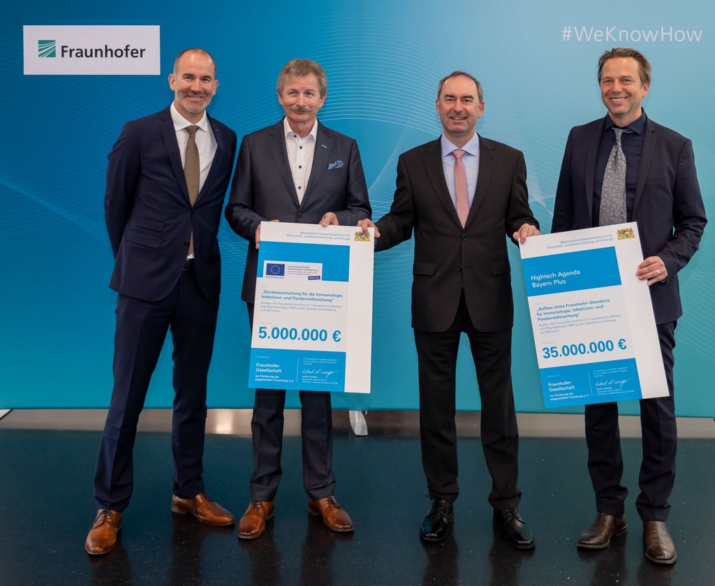 Bayerns Staatsminister Hubert Aiwanger überreicht die staatlichen Förderurkunden in Höhe von 40 Millionen Euro an das Fraunhofer-Institut. (v.l.n.r. : Prof. Dr. Raoul Klingner (Direktor Forschung / Fraunhofer-Gesellschaft),
Prof. Gerd Geisslinger (Institutsleiter Fraunhofer-Institut für Translationale Medizin und Pharmakologie ITMP), Staatsminister Aiwanger, Prof. Michael Hoelscher, Standortleiter Penzberg/München, Fraunhofer ITMP; Foto: StMWi / E. Neureuther)