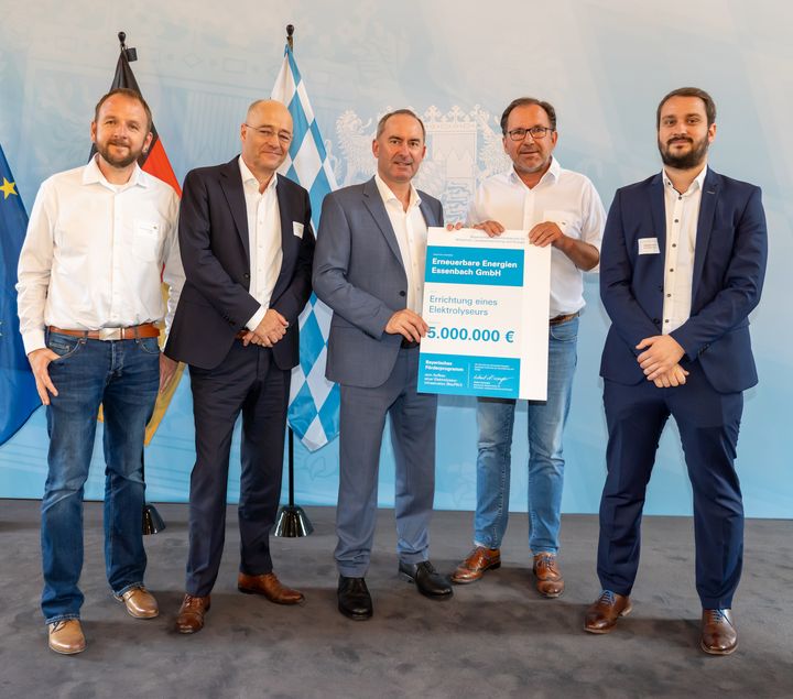 Bayerns Energieminister Hubert Aiwanger überreicht einen Förderbescheid für den Bau eines Elektrolyseurs an die Vertreter der Erneuerbaren Energien Essenbach.
Foto: StMWi/ E. Neureuther