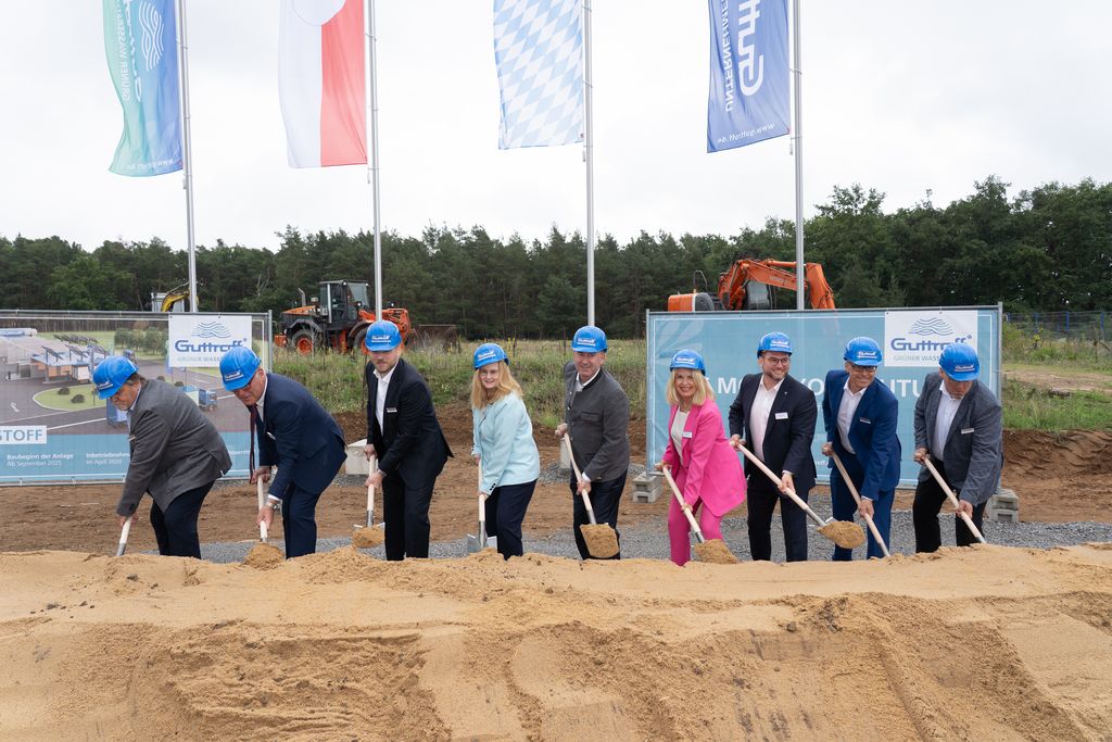 Der Spatenstich für den Elektrolyseur in Dettelbach (Foto: StMWi)