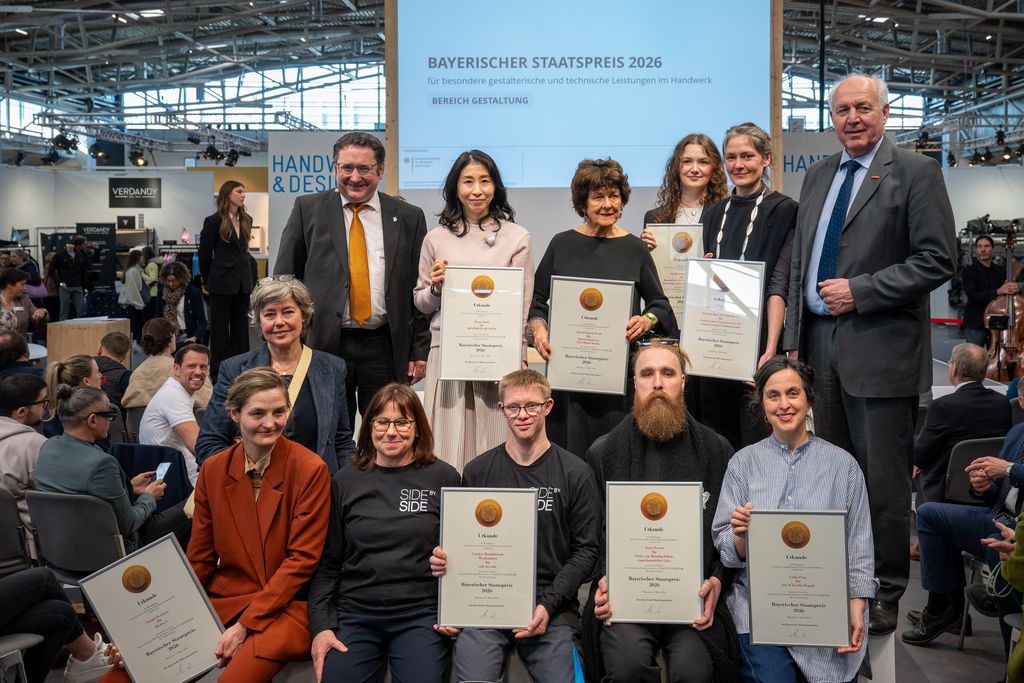 Bayerns Wirtschaftsstaatssekretär Tobias Gotthardt mit den Preisträgern der Bayerischen Staatspreise im Bereich Gestaltung. 
