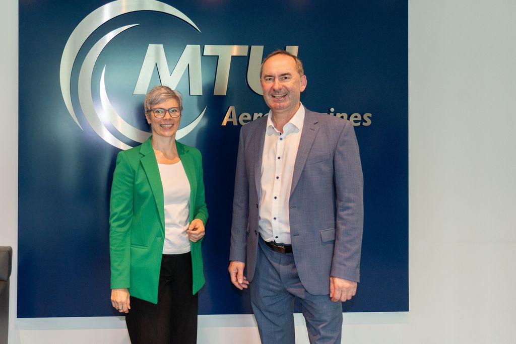 Bayerns Wirtschaftsminister Hubert Aiwanger hat heute den Münchner Triebwerkshersteller MTU Aero Engines AG in München besucht. Dr. Silke Maurer, Vorständin OEM Operations, hieß den Minister Willkommen. Foto: StMWi/Bastian Brummer