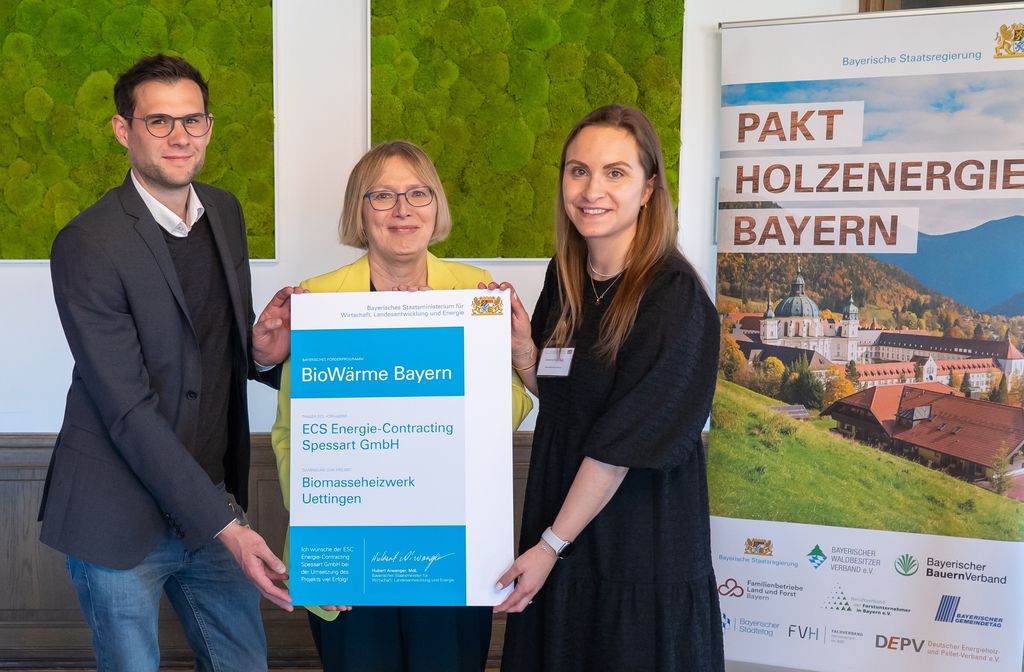 Aus Unterfranken erhielt die ECS Energie-Contracting Spessart GmbH aus dem Landkreis Würzburg eine Förderurkunde. Das Bild zeigt (v.l.n.r): ECS-Geschäftsführer Frank Hoh, Amtschefin Dr. Sabine Jarothe und ECS-Geschäftsführerin Katharina Dümig-Sigel. Foto: StMWi/Bastian Brummer