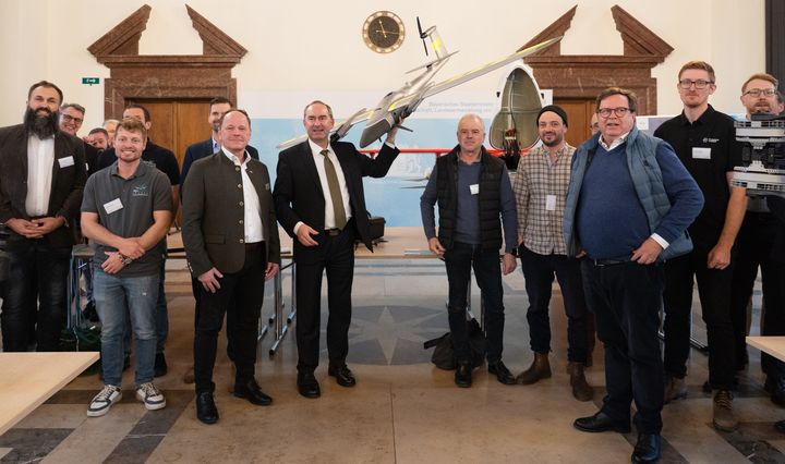 Minister Hubert Aiwanger mit Teilnehmern des Anwenderforum Drohnen der Bayerischen Koordinierungsstelle Drohnen (Foto: StMWi)