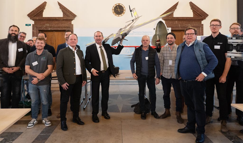 Minister Hubert Aiwanger mit Teilnehmern des Anwenderforum Drohnen der Bayerischen Koordinierungsstelle Drohnen (Foto: StMWi)