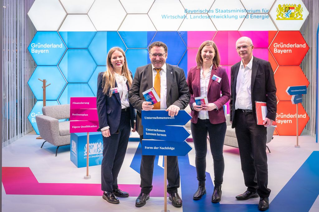 Bayerns Wirtschaftsstaatssekretär Tobias Gotthardt besucht den Messestand des Bayerischen Wirtschaftsministeriums zum Thema Unternehmensnachfolge auf der Internationalen Handwerksmesse 2026.