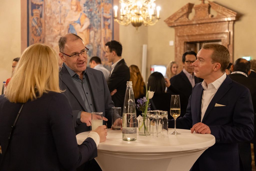 Bayerns Wirtschaftsstaatssekretär Tobias Gotthardt lädt zu einem Empfang anlässlich der Investoren- und Technologiekonferenz FusionX:Global.