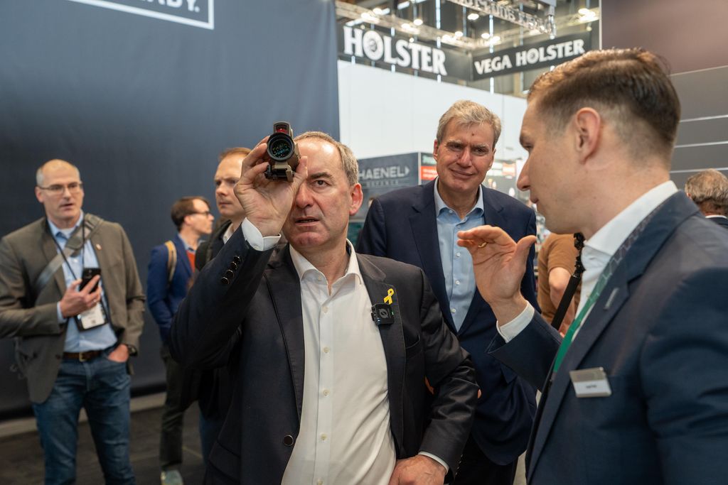 Bayerns Wirtschaftsminister Hubert Aiwanger unternimmt einen Messerundgang auf der Enforce Tac in Nürnberg.
