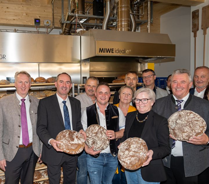 Wirtschaftsminister Hubert Aiwanger bei der Eröffnung der Landbäckerei Schönhofer in Bischofsmais. Foto: Elke Neureuther/StMWi