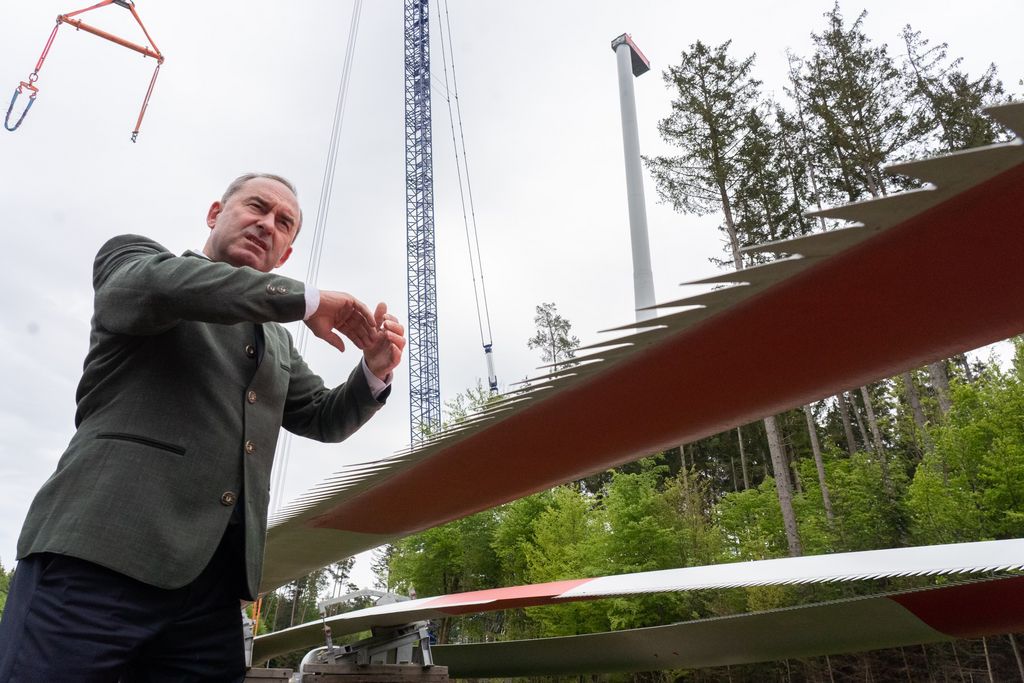 Bayerns Energieminister Hubert Aiwanger besucht die Baustelle des Bürgerwindparks im Hofoldinger Forst und lässt sich die nächsten Schritte erklären.
Foto: StMWi/B. Brummer