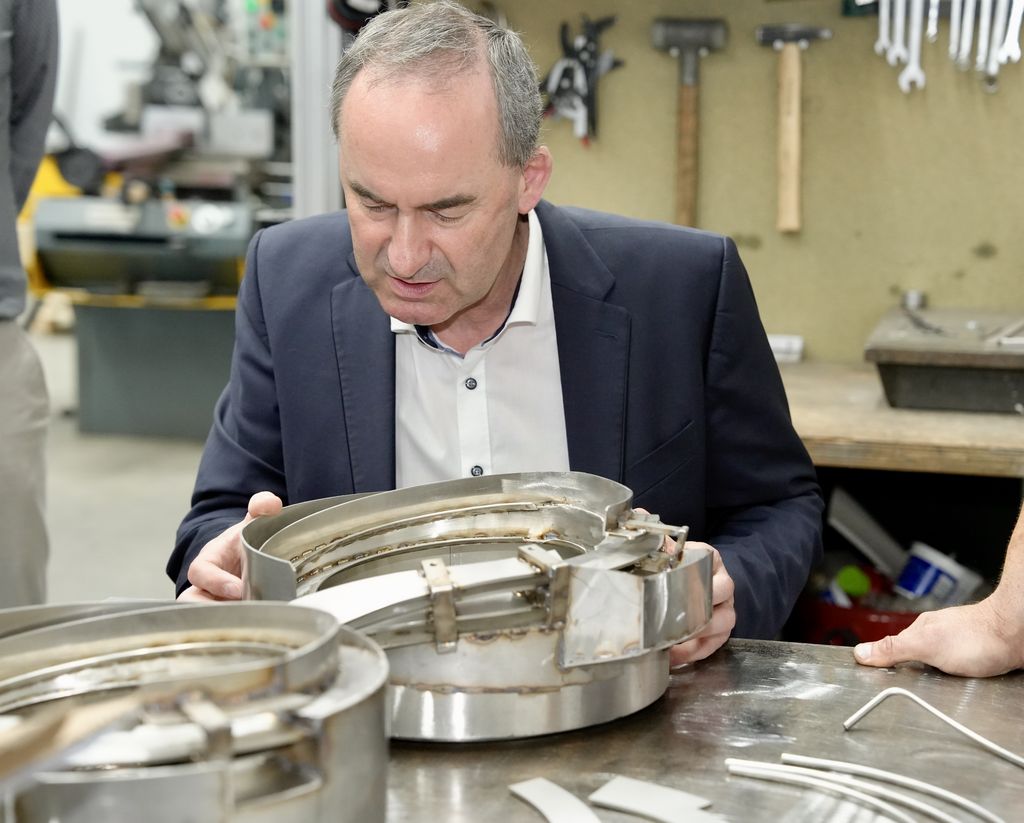 Wirtschaftsminister Hubert Aiwanger sieht sich die individuellen Produkte an. Foto: StMWi.