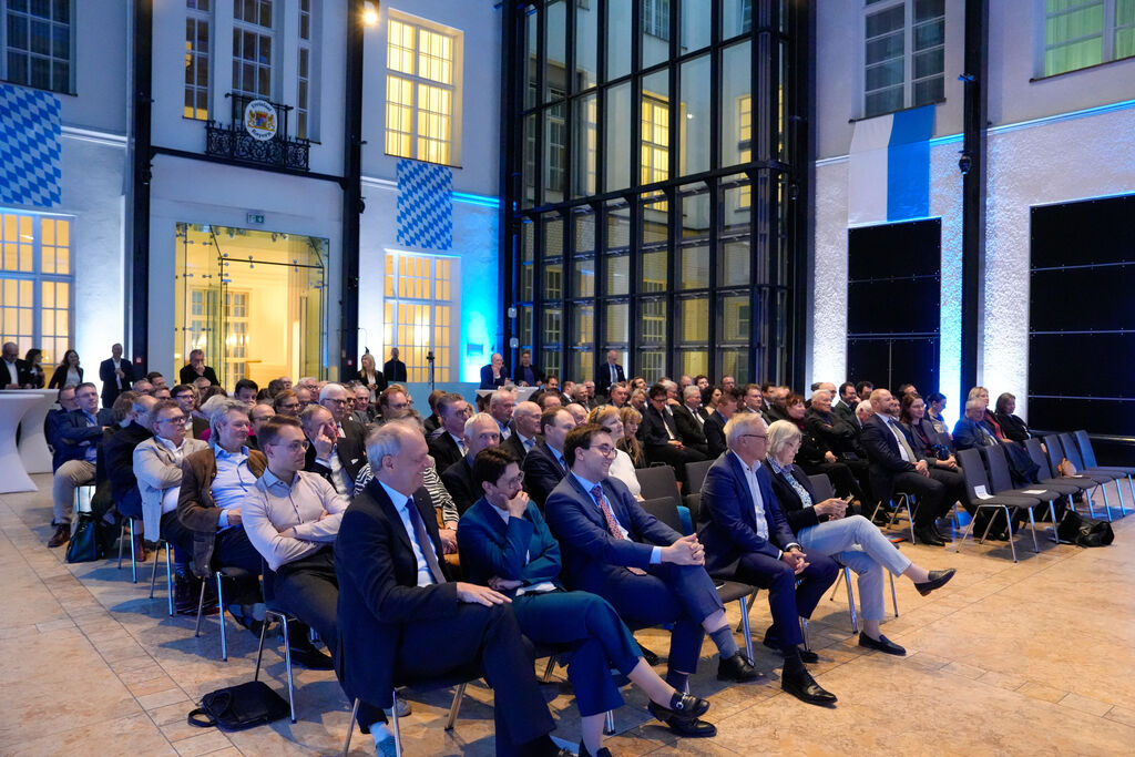 Über 100 Teilnehmer nahmen an dem Parlamentarischen Abend in der Bayerischen Vertretung in Berlin teil.
Foto: StMWi/K. Huber