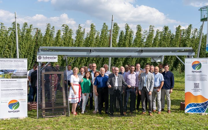 Wirtschaftsminister Hubert Aiwanger besichtigt die Demoanlage Hopfen PV in Au in der Hallertau © StMWi/E. Neureuther