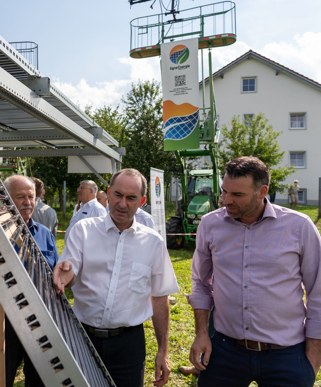 Staatsminister Hubert Aiwanger informierte sich bei Hopfen-Anbauer Josef Wimmer über das Potenzial von PV-Anlagen über Hopfengärten.  Foto: © StMWi/E. Neureuther