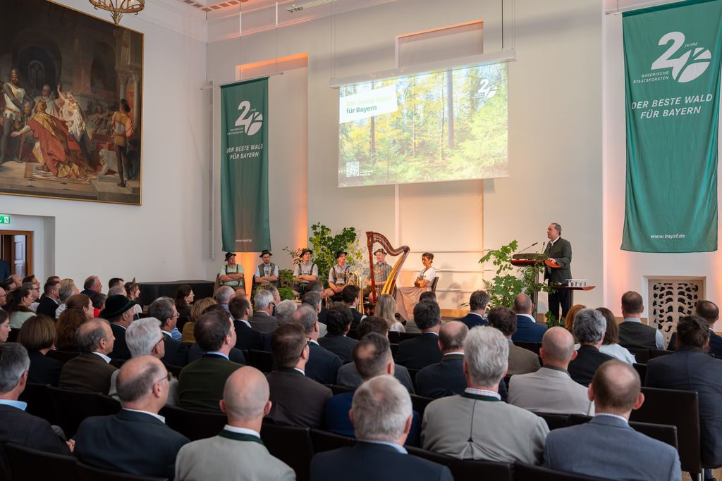 Bayerns Wirtschaftsminister und Aufsichtsratsvorsitzender der Bayerischen Staatsforsten (BaySF), Hubert Aiwanger, hat die BaySF während des Festakts anlässlich des 20-jährigen Bestehens für ihren Einsatz für den Wald gewürdigt. Foto: StMWi/Bastian Brummer