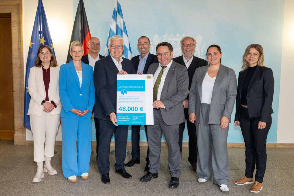 Bayerns Wirtschaftsstaatssekretär Tobias Gotthardt (vorne 3.v.r.) hat für das Projekt „Lernlabor Mikroelektronik“ den Verantwortlichen den Förderbescheid über 48.000 Euro übergeben.
Foto: StMWi