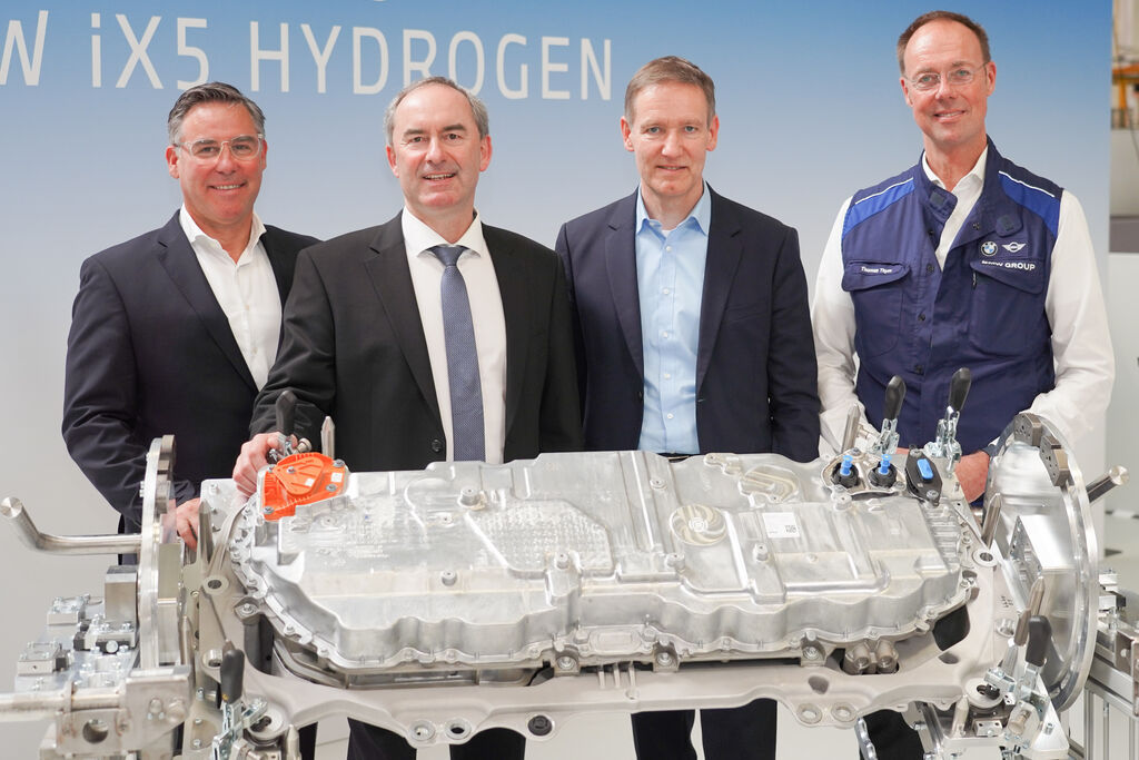 Wirtschaftsminister Aiwanger (2. v. l.) machte sich zusammen mit Dr. Wolfgang Blümlhuber (v. l.), Bereichsleiter Technologie, Fahrdynamik & Leichtmetallguss der BMW Group, dem niederbayerischen Regierungspräsidenten Rainer Haselbeck und Thomas Thym, Standortleiter BMW Werk Landshut ein Bild von der Produktion des Energy Masters.
Foto: StMWi/ F. Wachtveitl