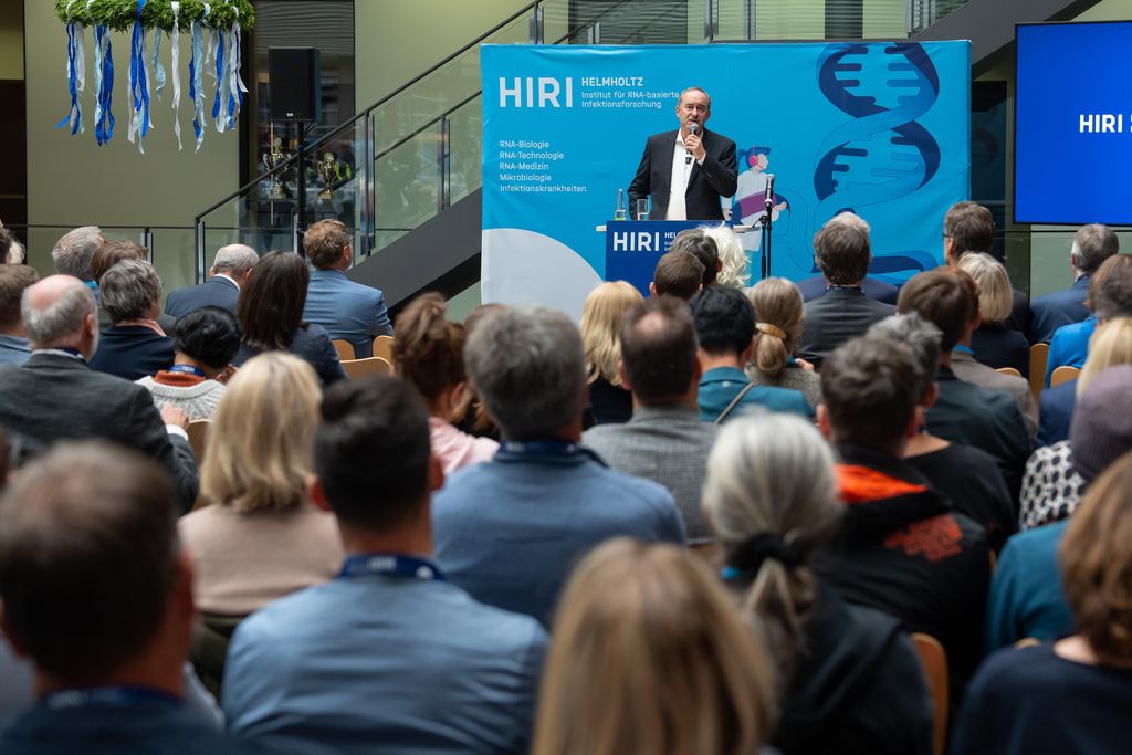 Impressionen des Bayerischen Staatsministers Hubert Aiwanger beim Richtfest auf dem Medizin-Campus Würzburg.