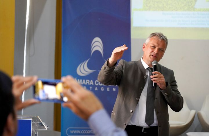 Staatssekretär Roland Weigert spricht beim bayerisch-kolumbianischen  H2-Netzwerkevent in Cartagena. © StMWi/T.Assenbrunner