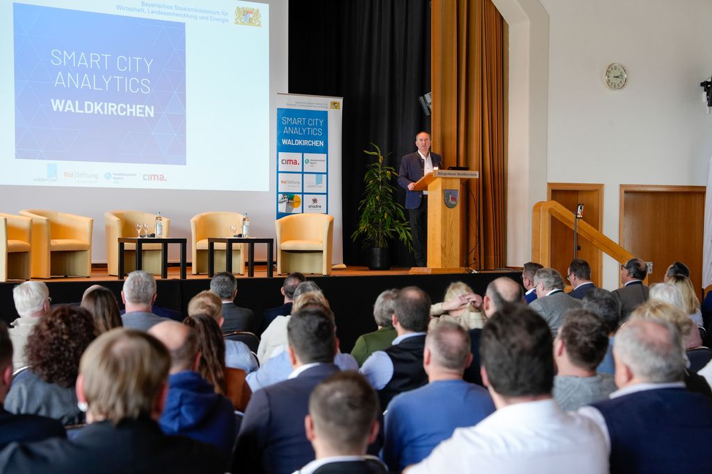Vor der Podiumsdiskussion betonte Bayerns Wirtschaftsminister Hubert Aiwanger die Wichtigkeit des Einzelhandels für die bayerische Wirtschaft. 
Foto: StMWi/ K. Huber