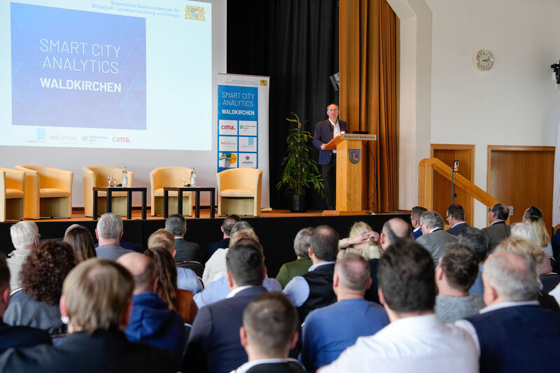 Vor der Podiumsdiskussion betonte Bayerns Wirtschaftsminister Hubert Aiwanger die Wichtigkeit des Einzelhandels für die bayerische Wirtschaft.
Foto: StMWi/ K. Huber