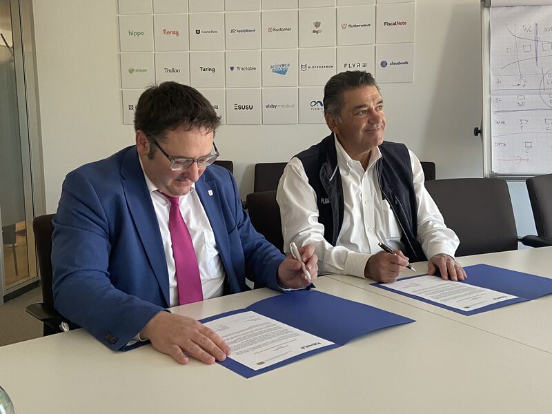 Bayerns Wirtschaftsstaatssekretär Tobias Gotthardt mit Saeed Amidi, CEO des Accelerators Plug and Play, bei der Untezeichnung des Letter of Intent zur Unterstützung beim Aufbau eines „AI Center of Excellence“ in München
Foto: Invest in Bavaria bei Bayern International GmbH