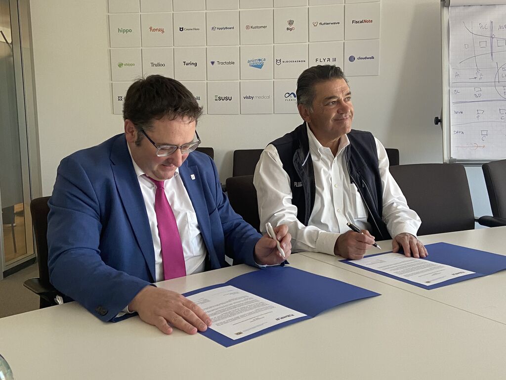 Bayerns Wirtschaftsstaatssekretär Tobias Gotthardt mit Saeed Amidi, CEO des Accelerators Plug and Play, bei der Untezeichnung des Letter of Intent zur Unterstützung beim Aufbau eines „AI Center of Excellence“ in München
Foto: Invest in Bavaria bei Bayern International GmbH