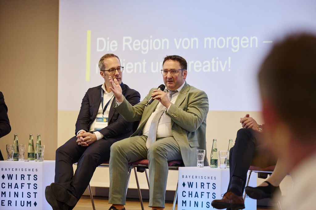 Auf der Podiumsdiskussion unterstrich der bayerische Wirtschaftsstaatssekretär Tobias Gotthardt die Bedeutung der Regionalmanagements.
Foto: M. Gellert