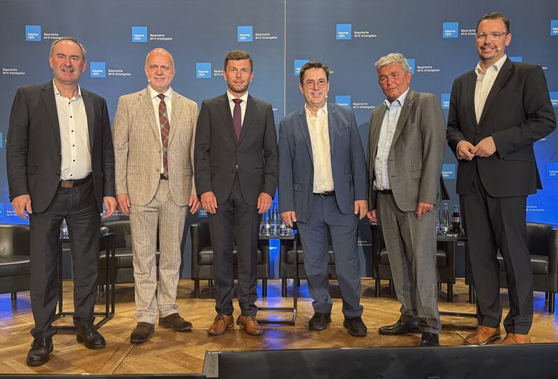 Bayerns Wirtschaftsminister Hubert Aiwanger bei der Veranstaltung „Neues Geschäftsfeld Verteidigungsindustrie" mit (von links) Götz Witzel (WIMCOM GmbH), Mathias Schadl (Rohde & Schwarz), Jürgen Zinecker (Axsol GmbH), Bertram Brossardt (vbw) und Christoph Raithel (Bayern Innovativ). Foto: StMWi