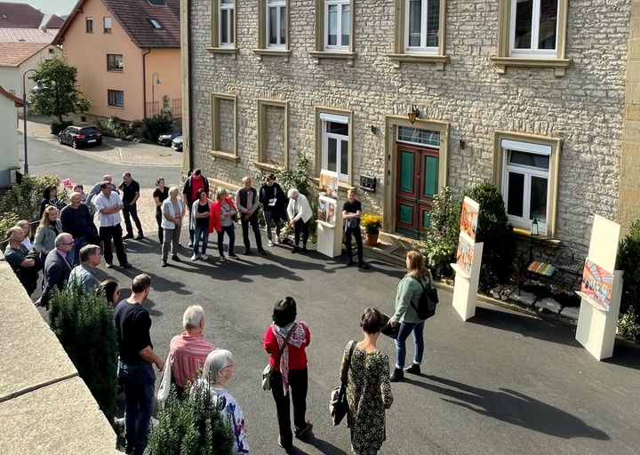 „Dorfspaziergang“ in Eußenheim / Hundsbach: vor einem der Beispielhäuser.  © S. Nicolai