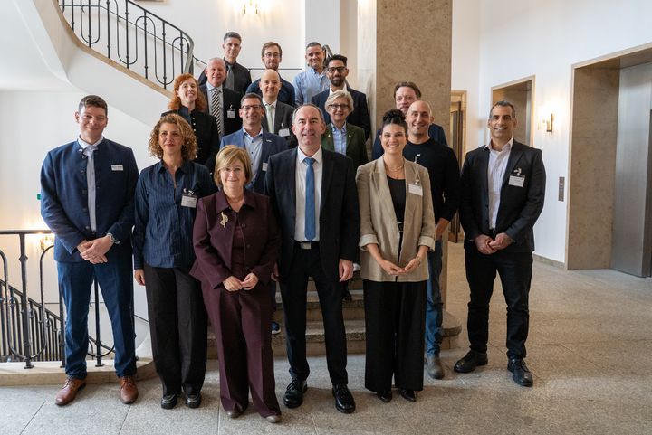 Bayerns Wirtschaftsminister Hubert Aiwanger gemeinsam mit der israelischen Generalkonsulin Talya Lador-Fresher und israelischen Unternehmensvertretern.
Foto: StMWi