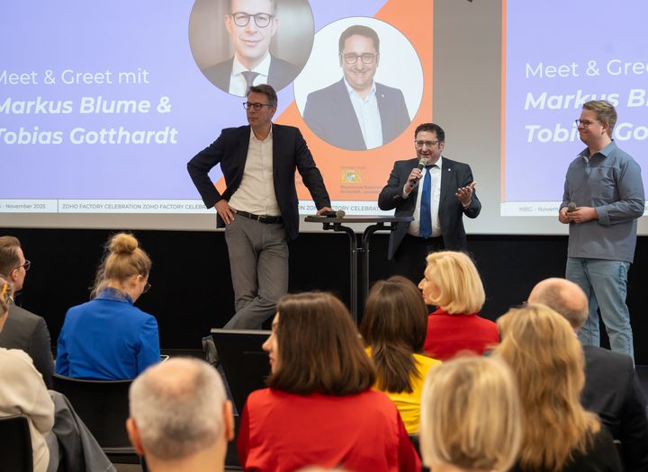 Bayerns Wirtschaftsstaatssekretär Tobias Gotthardt hat während der Feierlichkeiten im ZOLLHOF die Bedeutung der Start-up-Szene für Bayern hervorgehoben. Auf dem Bild stehen Wissenschaftsminister Markus Blume (links) und ZOLLHOF-Geschäftsführer Benjamin Bauer mit ihm auf der Bühne. Foto: StMWi/Bastian Brummer