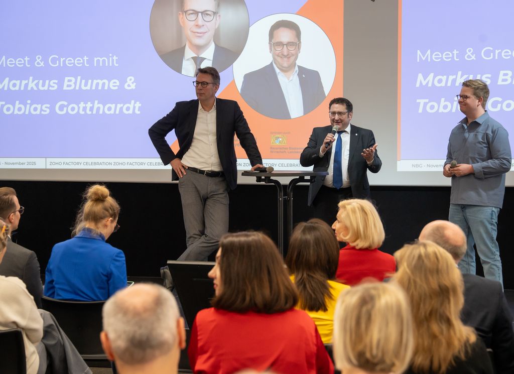 Bayerns Wirtschaftsstaatssekretär Tobias Gotthardt hat während der Feierlichkeiten im ZOLLHOF die Bedeutung der Start-up-Szene für Bayern hervorgehoben. Auf dem Bild stehen Wissenschaftsminister Markus Blume (links) und ZOLLHOF-Geschäftsführer Benjamin Bauer mit ihm auf der Bühne. Foto: StMWi/Bastian Brummer
