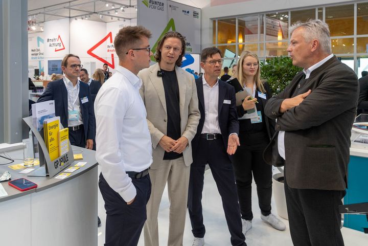 Bayerns Wirtschaftsstaatssekretär Roland Weigert besucht die IAA MOBILITY 2023 