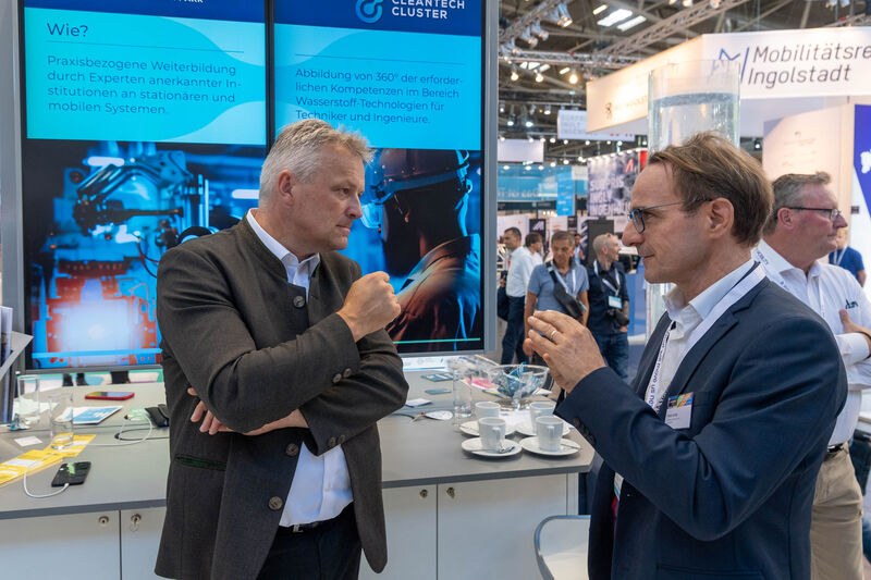 Bayerns Wirtschaftsstaatssekretär Roland Weigert besucht die IAA MOBILITY 2023