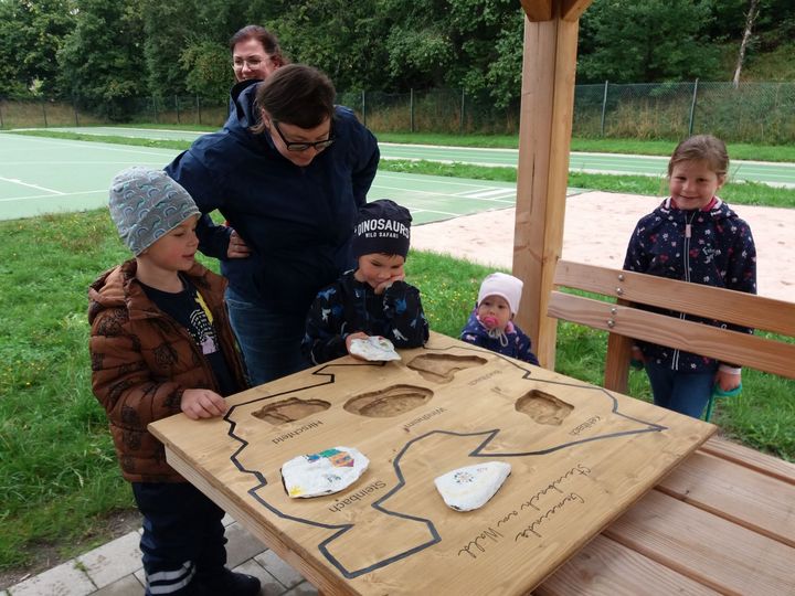 Aktion mit Kindern - Generationen-Sternwanderung mit Ortsteil-Puzzle, Steinbach am Wald. © Regionalmanagement Landkreis Kronach