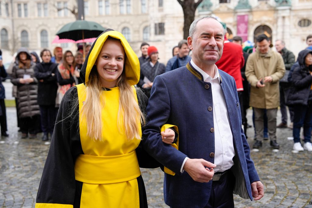 Der Bayerische Wirtschaftsminister Hubert Aiwanger begrüßt die Original Münchner Schäfflertanzgruppe. 