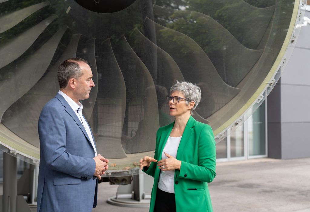 Bayerns Wirtschaftsminister Hubert Aiwanger hat heute den Münchner Triebwerkshersteller MTU Aero Engines AG an dessen Sitz in München besucht und mit Dr. Silke Maurer, Vorständin OEM Operations, über die Herausforderungen diskutiert, vor denen die Branche derzeit steht. Foto: StMWi/Bastian Brummer